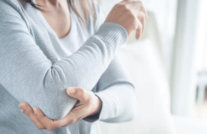 Sundhedsprofessionel undersøger en patients arm
